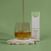 Aceite Ozalia cayendo en un vaso